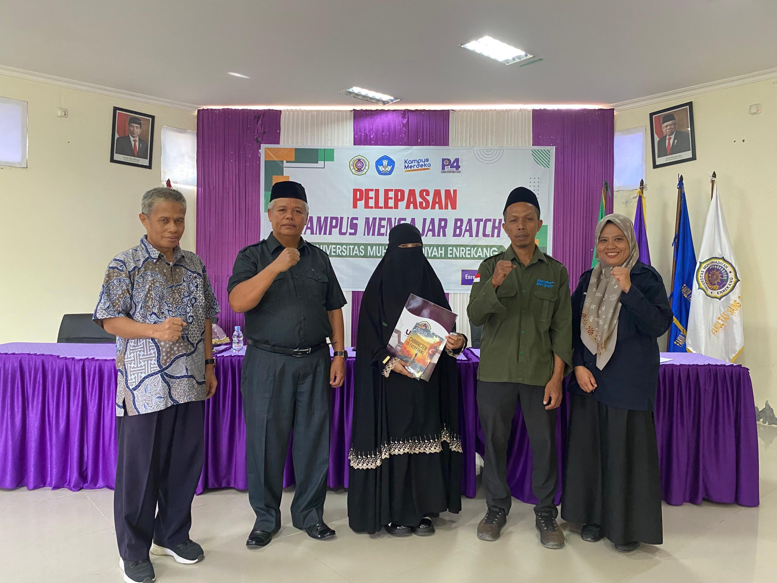Rektor dan Wakil Rektor UNIMEN Berikan Penghargaan kepada Pemenang Juara I Lomba Esai Nasional