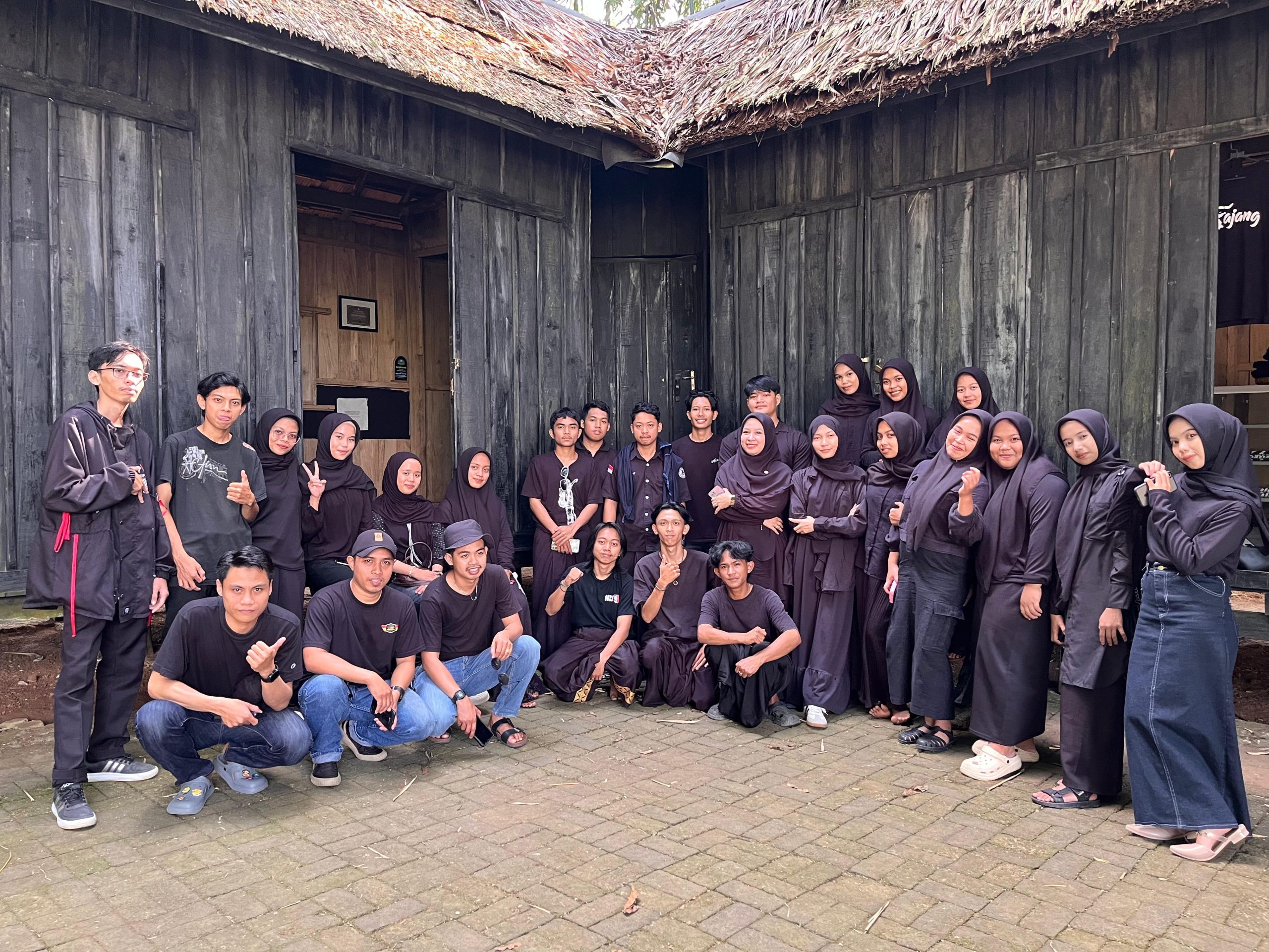 Mahasiswa PSI UNIMEN Kunjungi Kawasan Adat Ammatoa Kajang, Wisata Berbasis Literasi Budaya